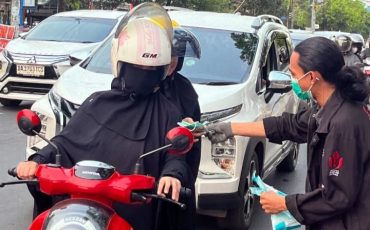Dema UIN Antasari saat membagikan masker grartis.