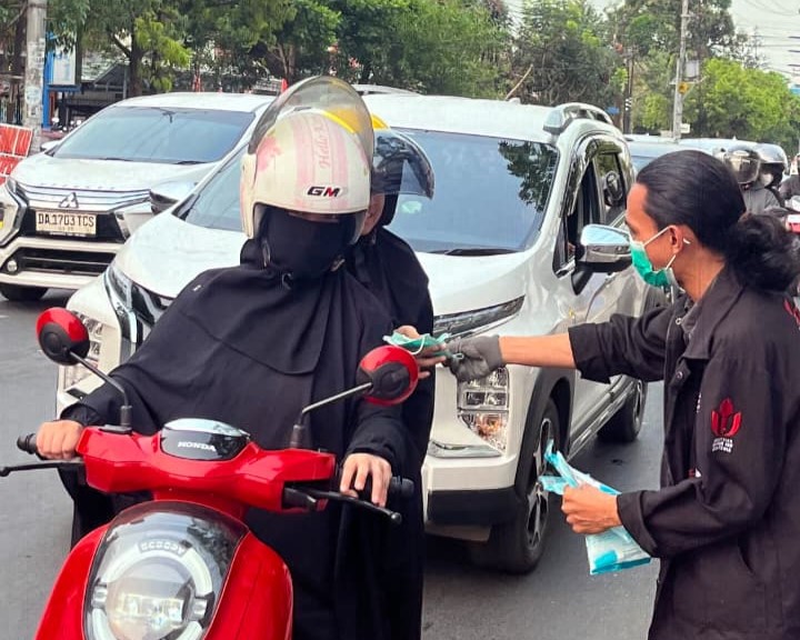 Dema UIN Antasari saat membagikan masker grartis.
