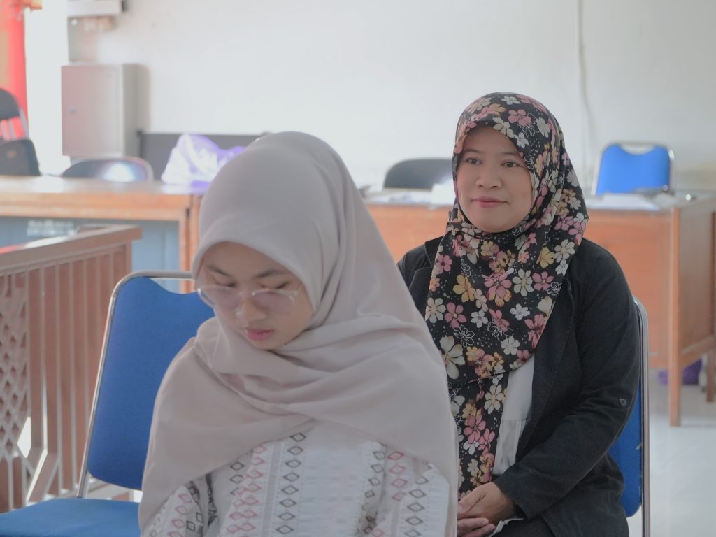 Dosen FTK saat mendampingi peserta mengikuti acara.