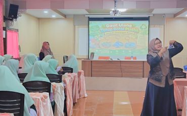 Dosen Prodi Tadris Fisika saat mengajarkan cara pembuatan.