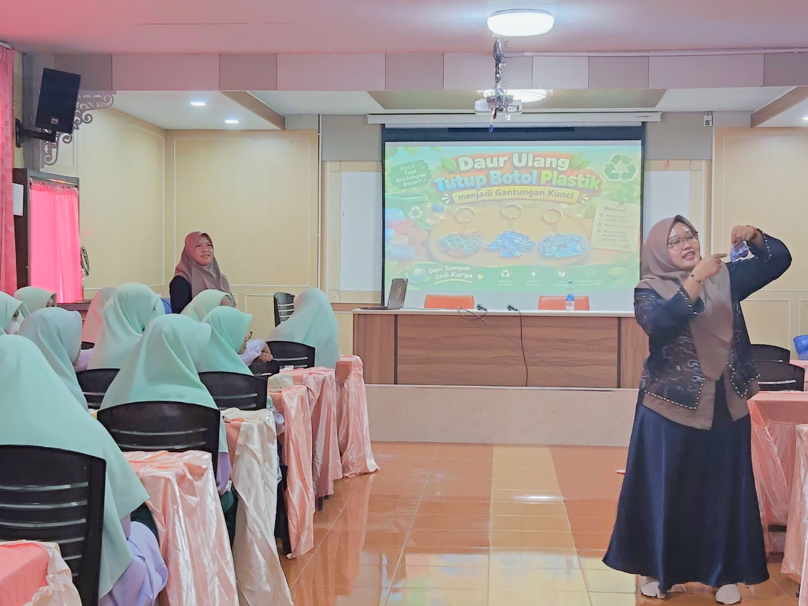 Dosen Prodi Tadris Fisika saat mengajarkan cara pembuatan.