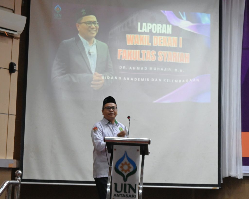 Dr. Ahmad Muhajir, M.A. saat menyampaikan laporan.