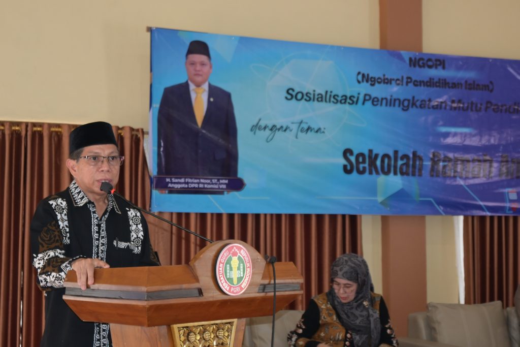 Dr. H. Hamdan, M.Pd. saat memberikan sambutan.
