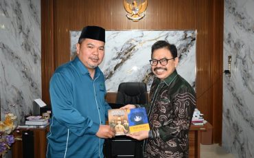Dr. Haji Hambali bin Haji Jaili saat bersilaturahmi dengan Prof. Dr. H. Mujiburrahman, M.A.