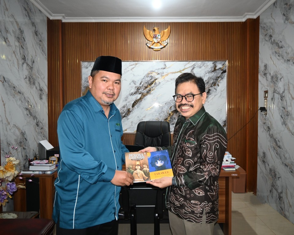 Dr. Haji Hambali bin Haji Jaili saat bersilaturahmi dengan Prof. Dr. H. Mujiburrahman, M.A.