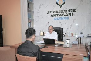 Dr. Irfan Noor, M.Hum. saat mewawancarai peserta ok. Dr. Irfan Noor, M.Hum. saat mewawancarai peserta ok.