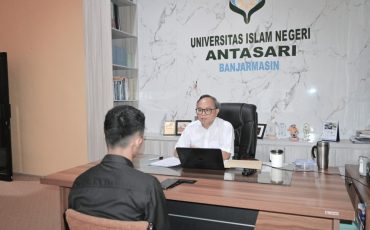 Dr. Irfan Noor, M.Hum. saat mewawancarai peserta ok.