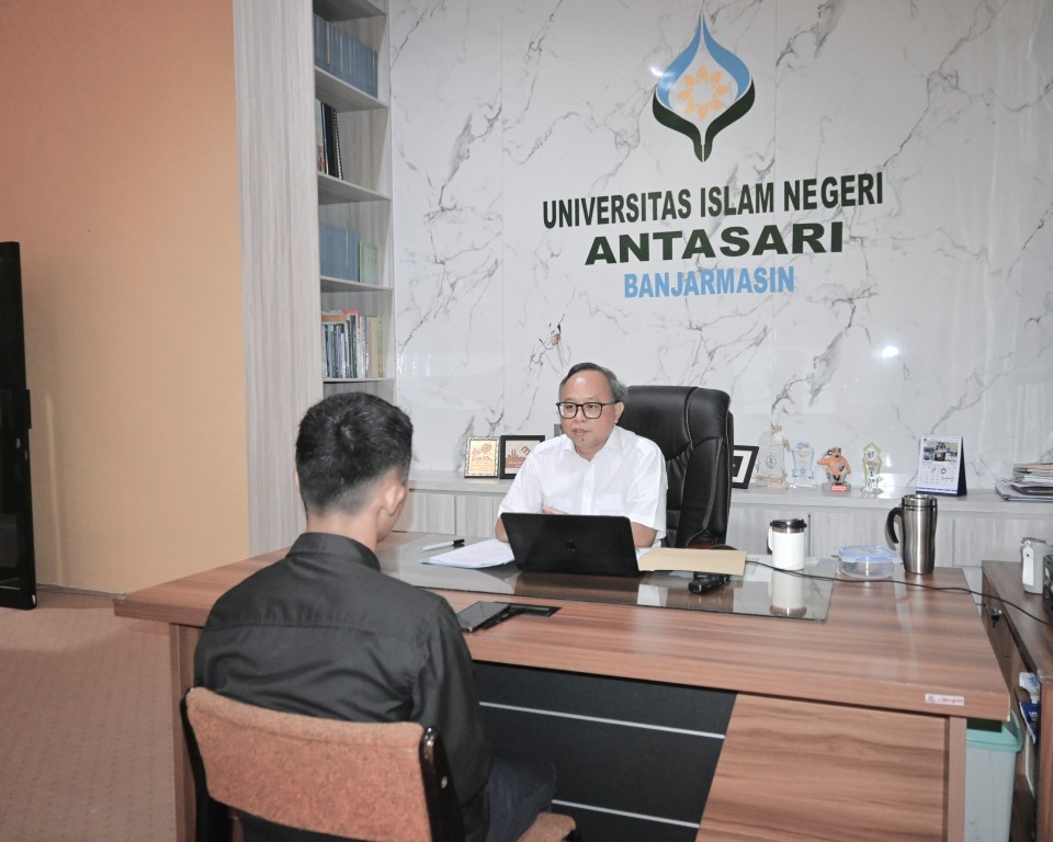 Dr. Irfan Noor, M.Hum. saat mewawancarai peserta ok.