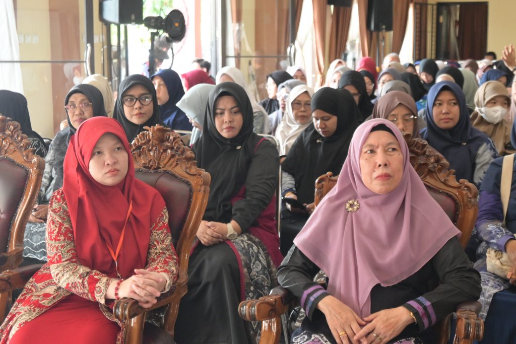 Dr. Lutfiyanti Fitriah, M.Pd. (kiri) saat mengikuti pembukaan.
