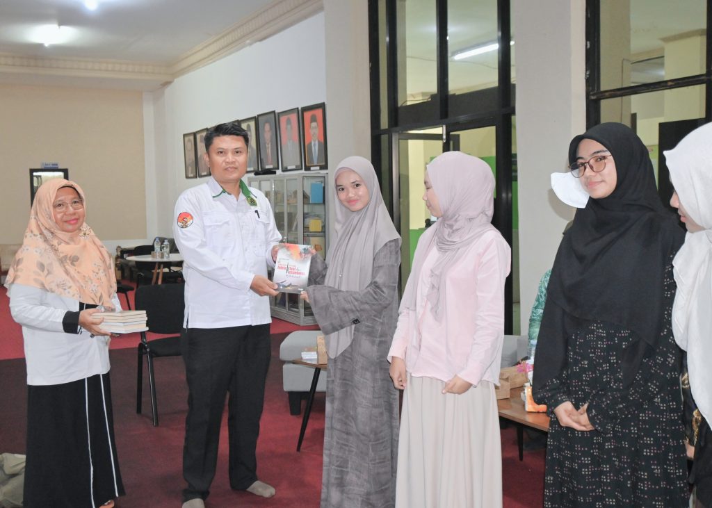 Dr. Moch. Isra Hajiri, S.H.I., S.IPI., M.Hum. saat memberikan penghargaan.