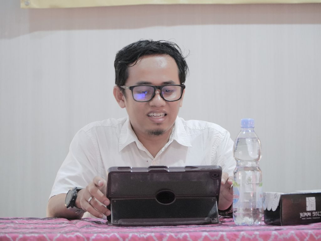 Dr. Moh. Iqbal Assyauqi, M.Pd. saat bersiap menyampaikan materi.