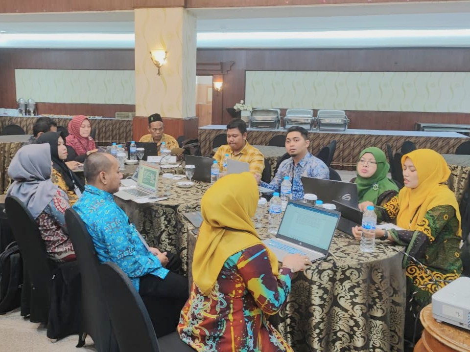 Dr. Muhammad Syarif Hidayatullah, M.H. saat presentasi.