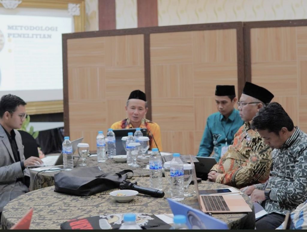 Dr. Mujiburohman, M.A. dan Dr. H. Rahmat Fadillah, M.H. saat presentasi.
