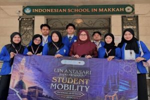 Dr. Riinawati saat mendampingi para mahasiswa KKN Internasional di Makkah (Foto:Dok. Pascasarjana) Dr. Riinawati saat mendampingi para mahasiswa KKN Internasional di Makkah (Foto:Dok. Pascasarjana)