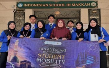 Dr. Riinawati saat mendampingi para mahasiswa KKN Internasional di Makkah (Foto:Dok. Pascasarjana)