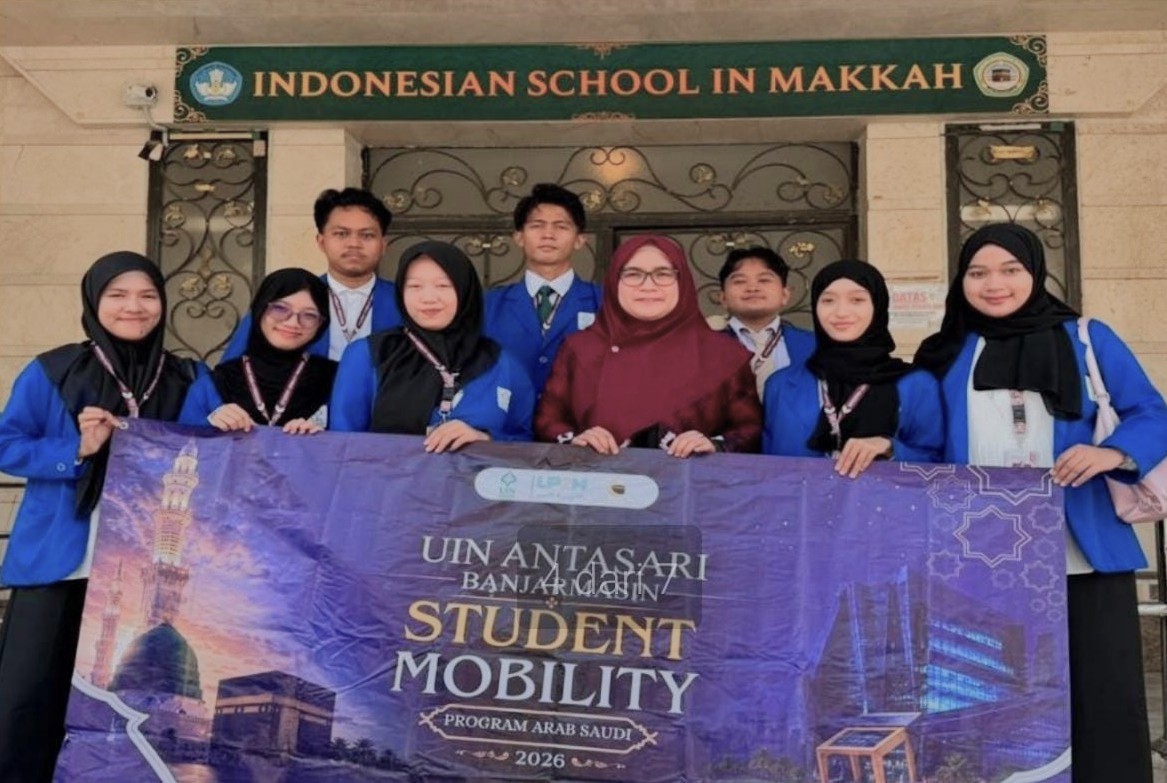 Dr. Riinawati saat mendampingi para mahasiswa KKN Internasional di Makkah (Foto:Dok. Pascasarjana)