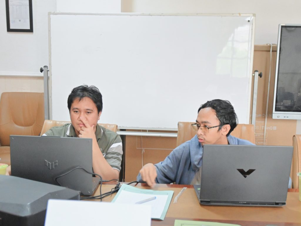 Dua pakar teknologi informasi saat berdiskusi, 26 September 2026.