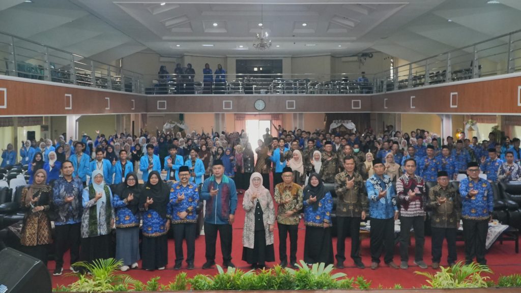 Foto bersama dengan para peserta.