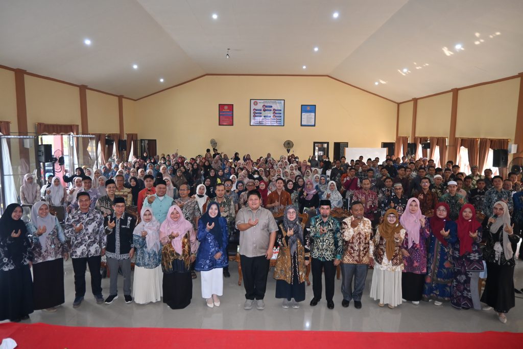 Foto bersama dengan peserta.