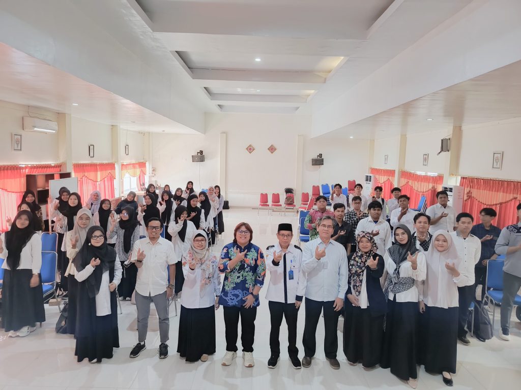 Foto bersama dengan peserta.