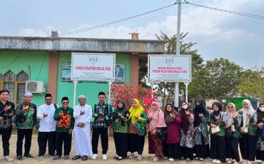 Foto bersama di luar ruangan.