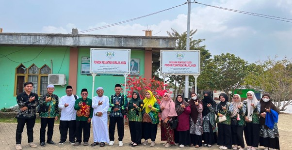Foto bersama di luar ruangan.