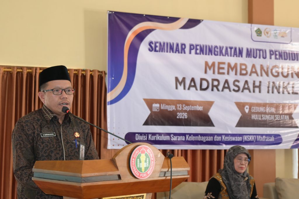 H. Burhan Noor, S.Pd.I., M.M. saat memberikan sambutan