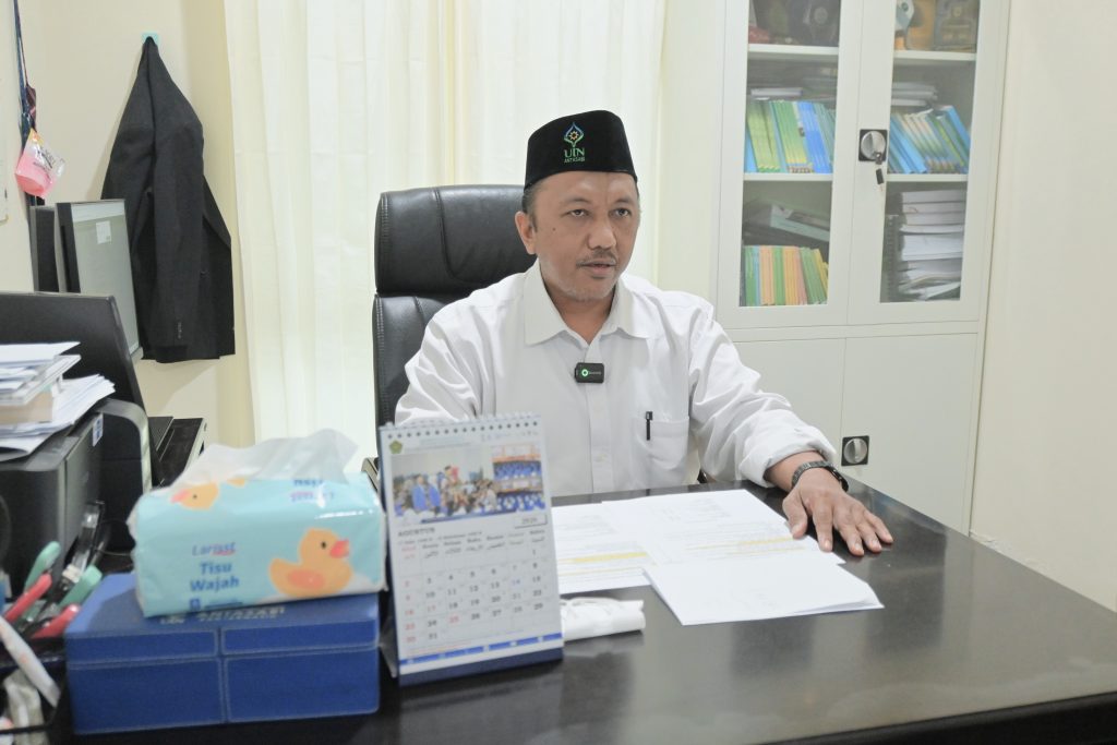 H. Haris Fadilah, S.Ag., M.Pd.I. saat serius melakukan seleksi.