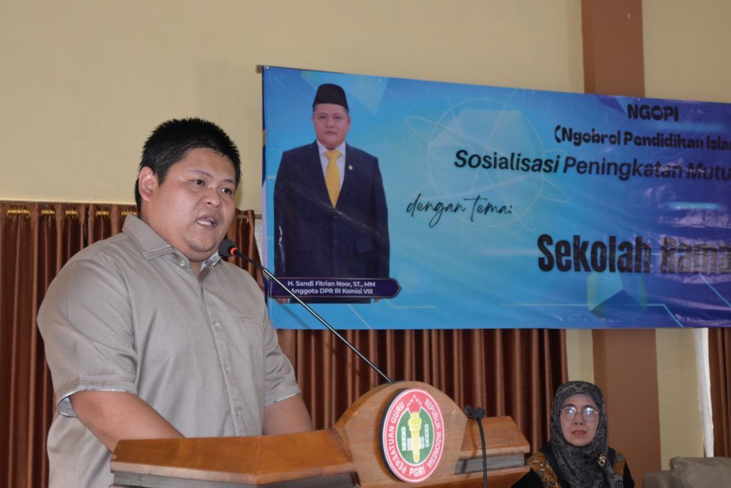 H. Sandi Fitrian Noor, S.T., M.M. saat membuka acara.