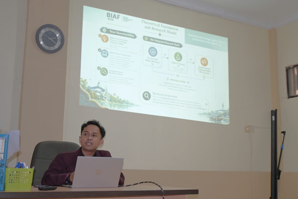 Haitami, S.Sos.I., M.M. saat mempresentasikan artikelnya.