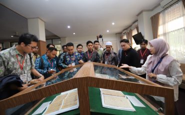 Para mahasiswa baru Pascasarjana saat mengikuti Library Tour 2026.
