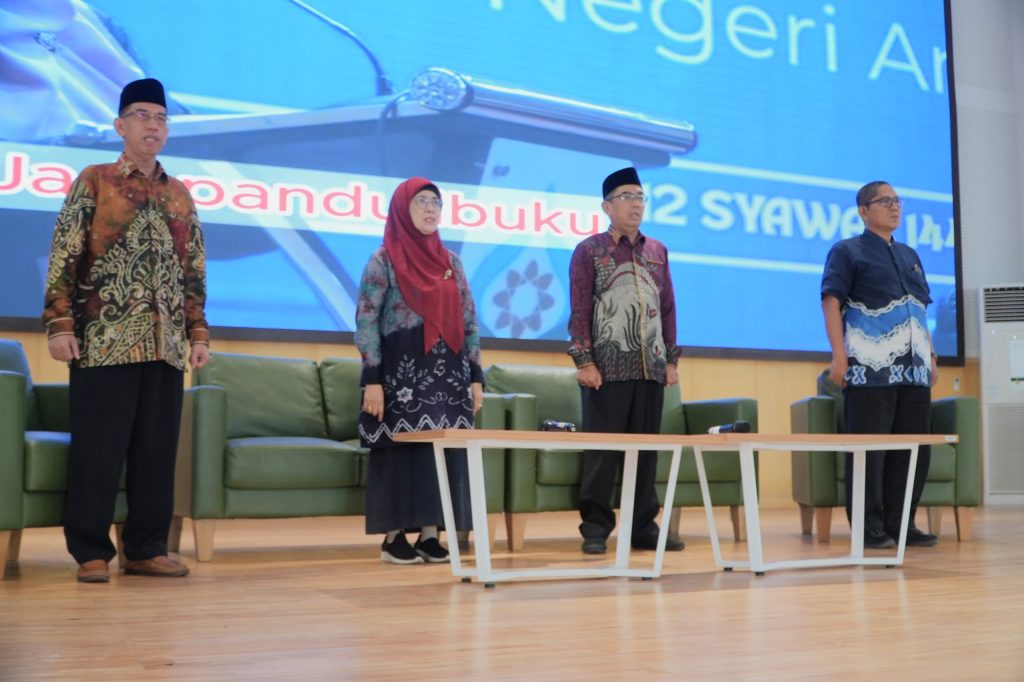 Jajaran pimpinan LP2M saat mendampingi Rektor.