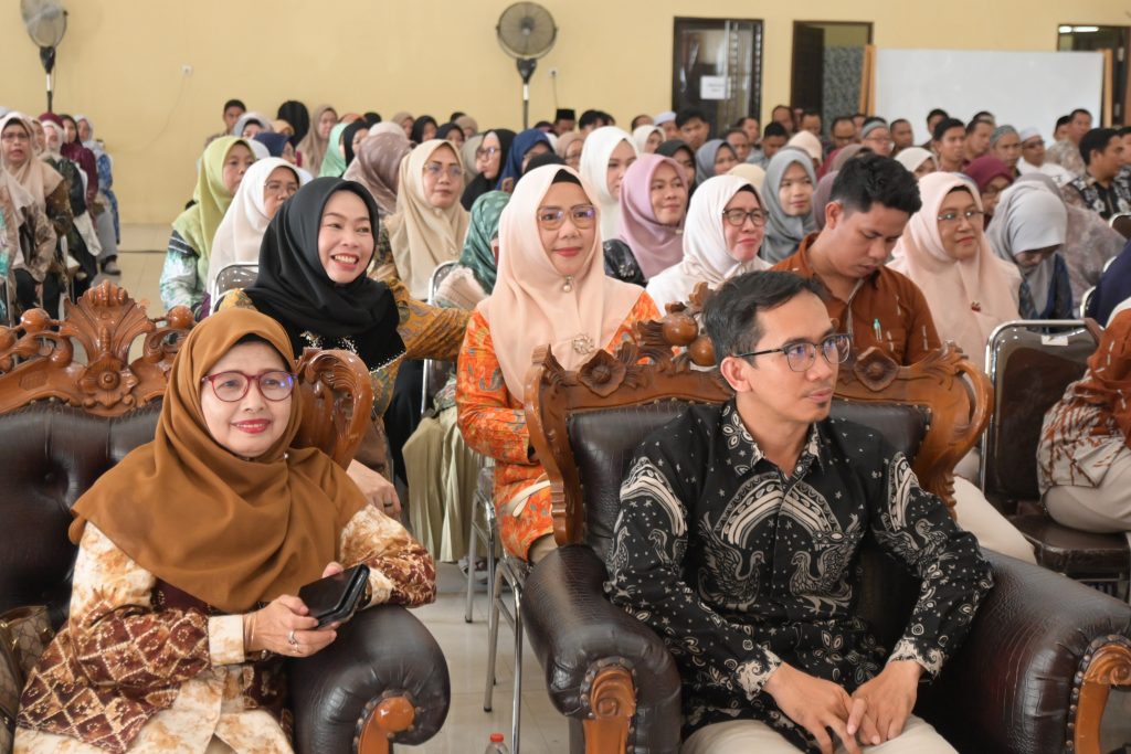 Kabag TU FTK dan Pemateri saat mengikuti pembukaan.