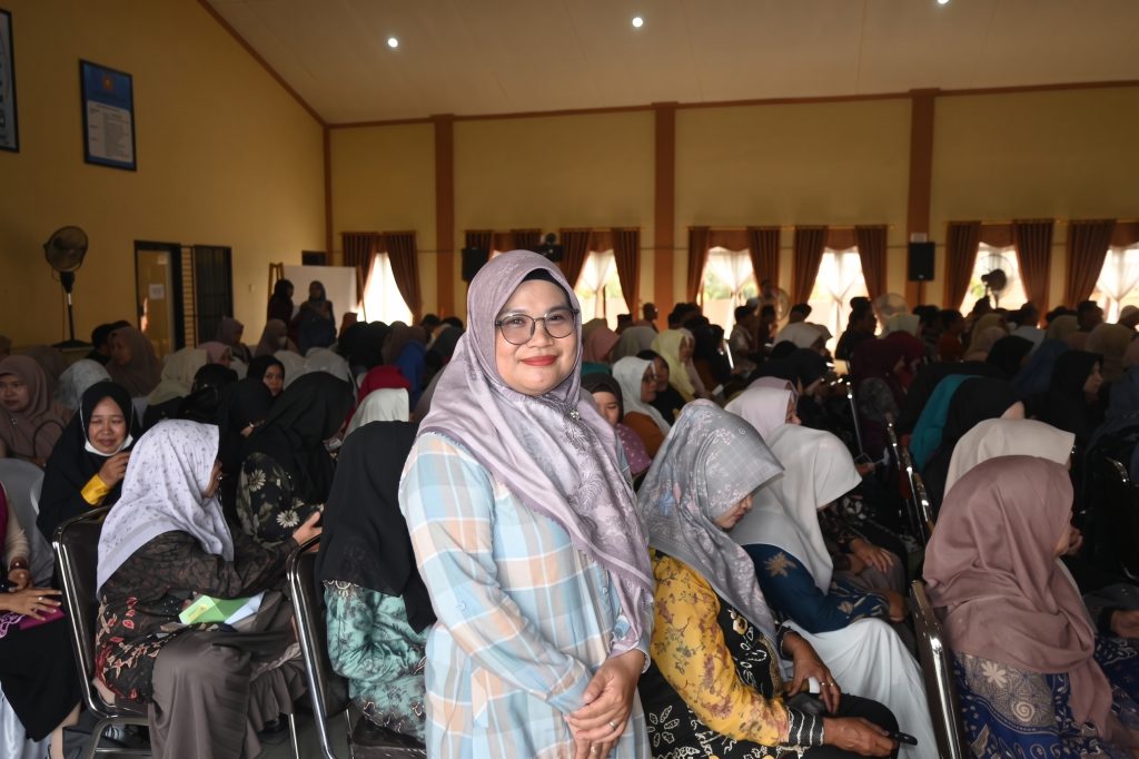 Mahmudah, M.Pd.I. saat memantau kelancaran acara.
