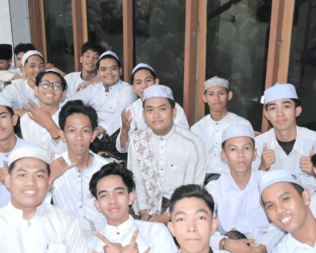 Muhammad Ihsan Khafi (tengah) saat bersiap mengikuti pembukaan.