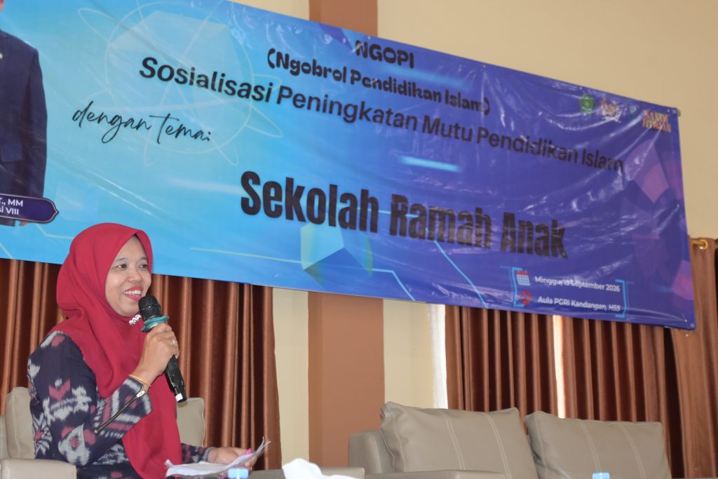 Nauriatul Muharramah, S.E.I., M.Pd.I. saat menjadi moderator.
