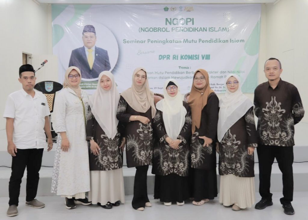 Panitia saat berfoto bersama.