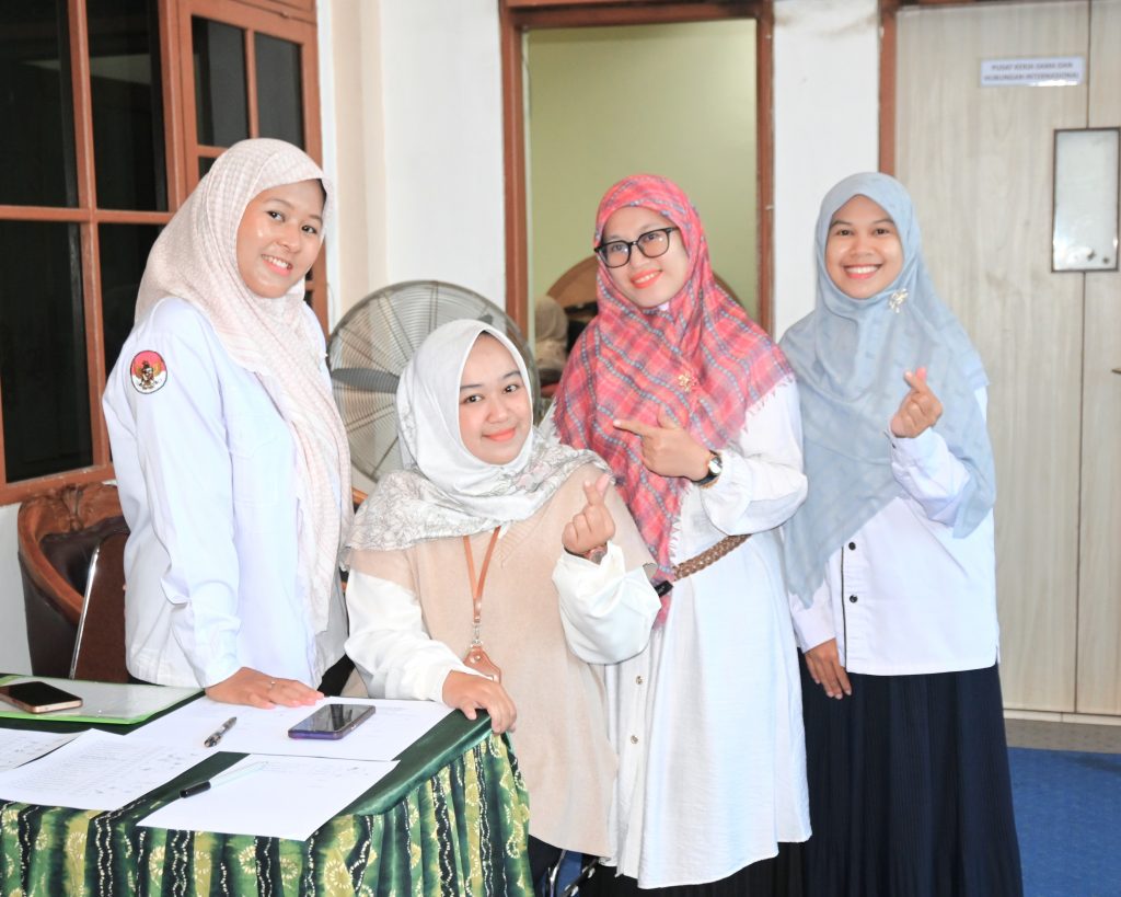 Panitia saat bersemangat menjalankan tugas.