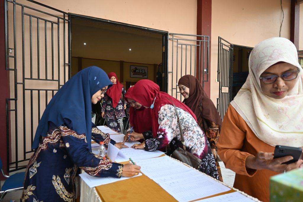 Panitia saat melayani proses registrasi.