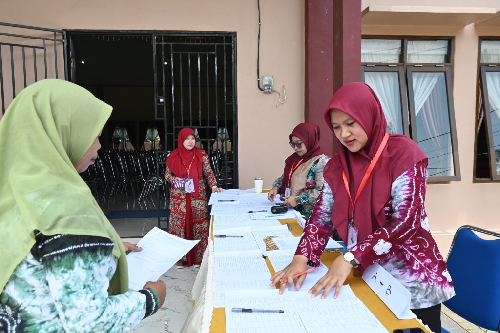 Panitia saat melayani registrasi peserta