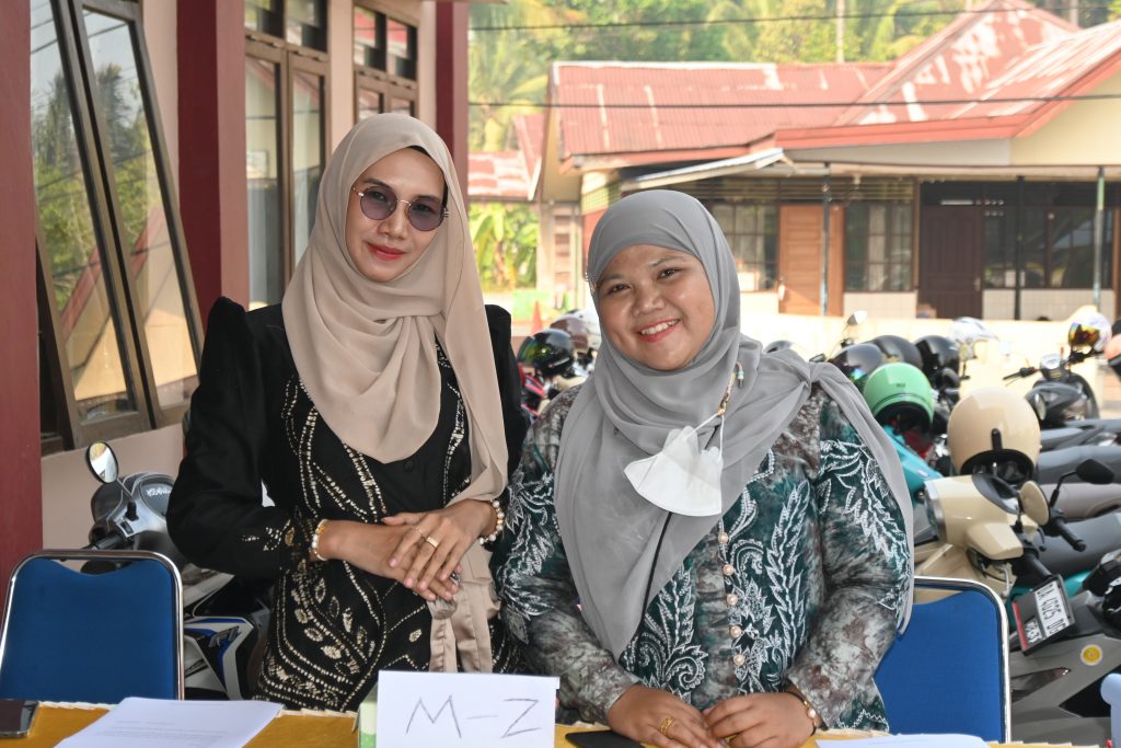 Panitia saat menyambut kedatangan peserta.