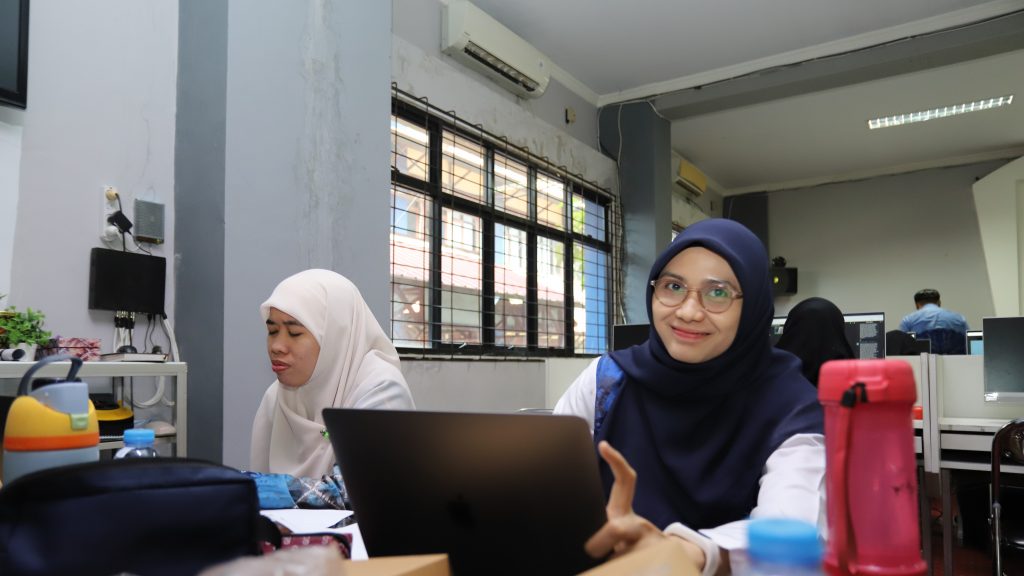 Para dosen saat ceria melayani peserta.