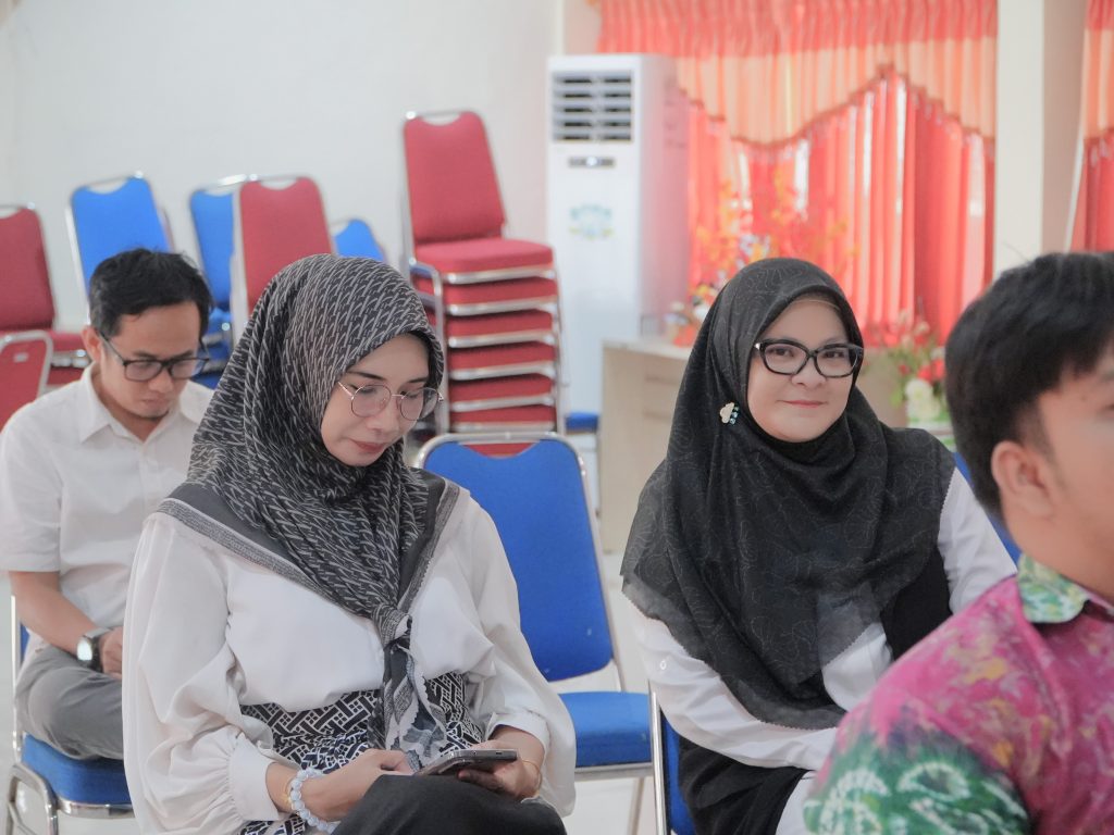 Para dosen saat mendampingi peserta mengikuti acara.
