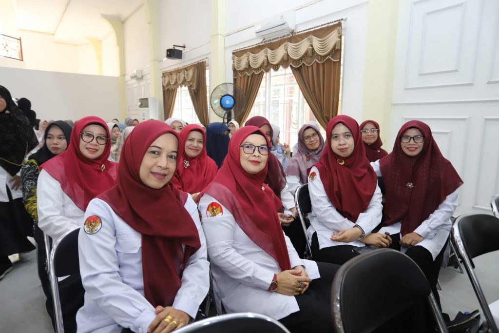 Para guru saat mengikuti acara.
