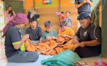 Para mahasiswa KKN bersama anak-anak desa saat mempercantik TPA Nurul Ihsan Batu Ampar