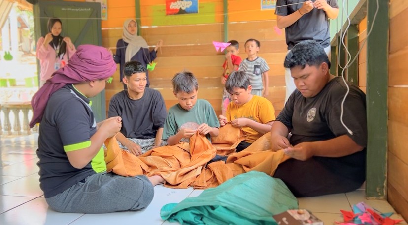 Para mahasiswa KKN bersama anak-anak desa saat mempercantik TPA Nurul Ihsan Batu Ampar
