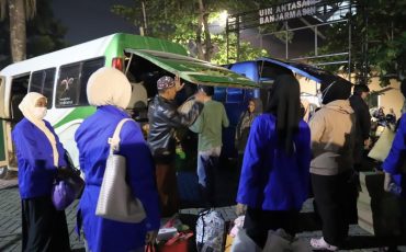 Para mahasiswa KKN saat bersiap berangkat.