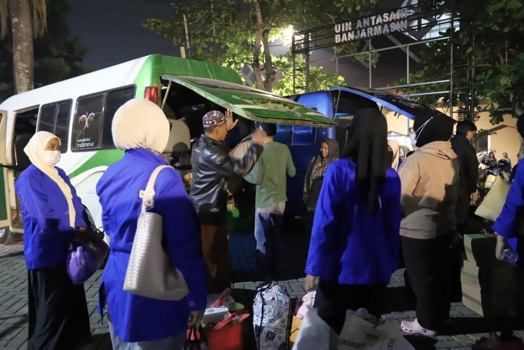 Para mahasiswa KKN saat bersiap berangkat.
