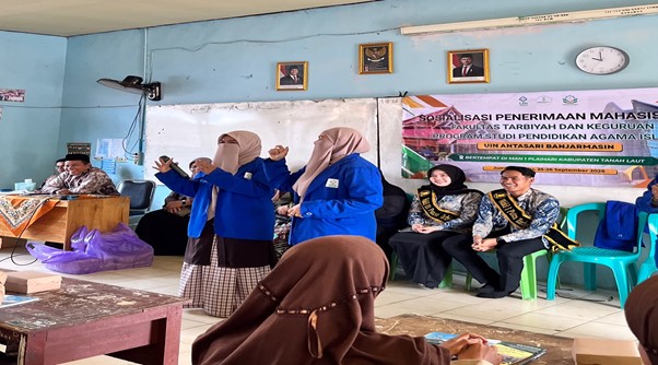 Para mahasiswa saat berinteraksi dengan peserta.