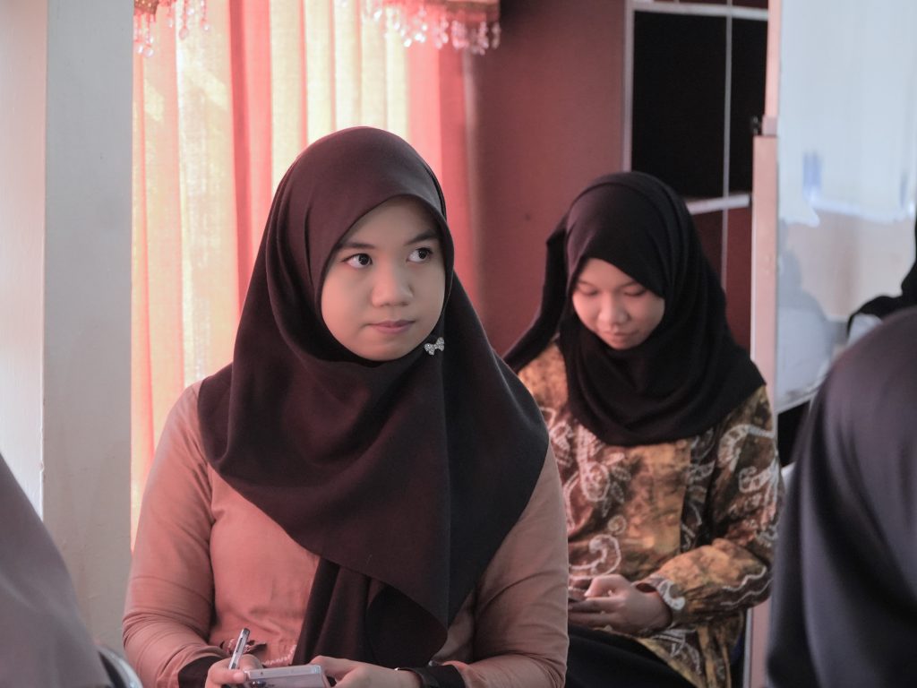 Para mahasiswi saat mengikuti acara.